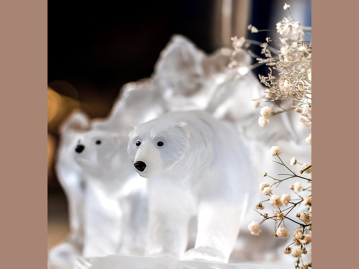 Daum Arktos de Kyriakos Kaziras glass polar bear sculpture with dried flowers