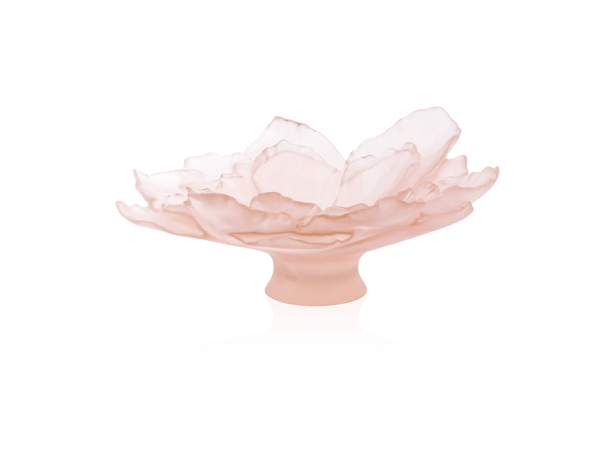 Daum Camelia Coupe grand modèle in rose glass on a green background