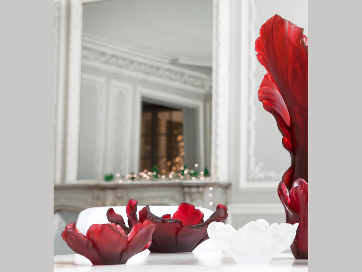 Daum Tulipe Coupelle Rouge glass bowls in red and white on a white surface.