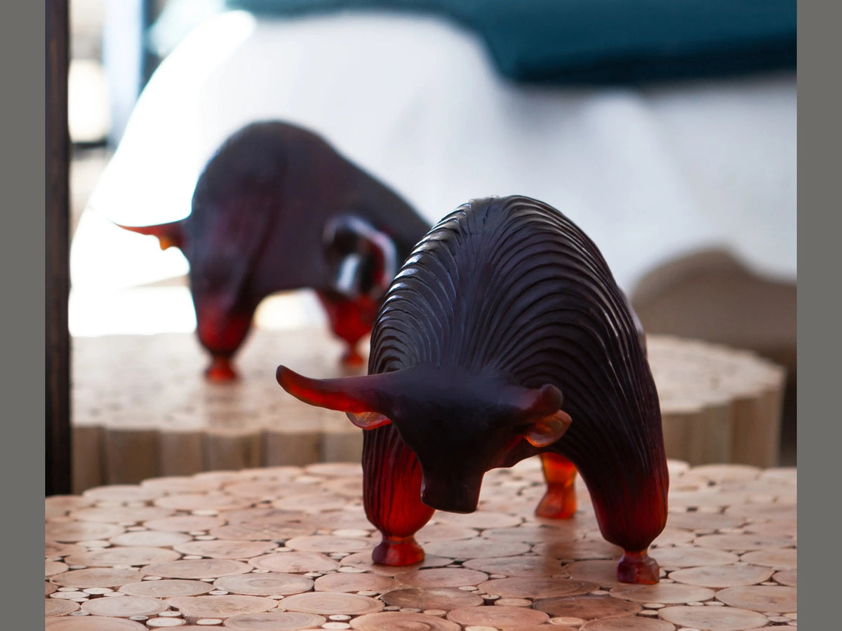 Daum Zebu de Xavier Carnoy 1000ex glass bull sculpture in dark red and black tones.