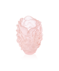Vase petit modèle Camélia de Daum en verre coloré rose, avec forme élégante et détails artistiques visibles.