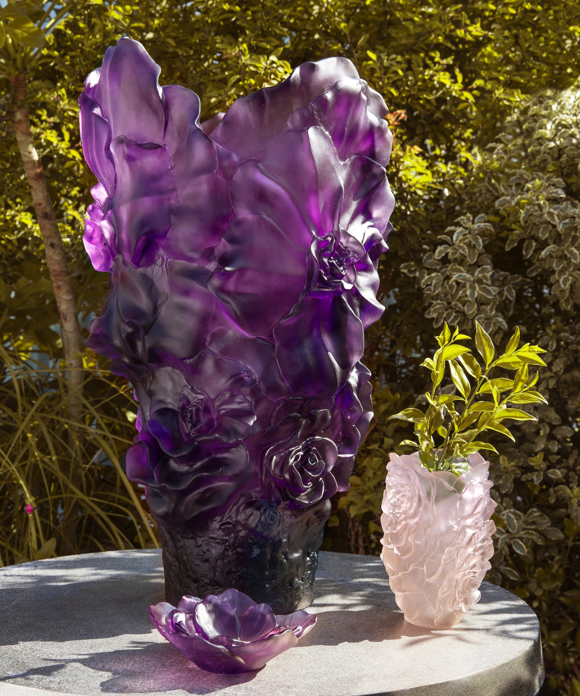 Vase petit modèle Camélia de la marque Daum, en verre transparent avec décoration rose délicate.