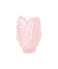 Vase Camelia petit modèle Rose de la marque Daum, en verre soufflé avec motif floral délicat, vu de face.
