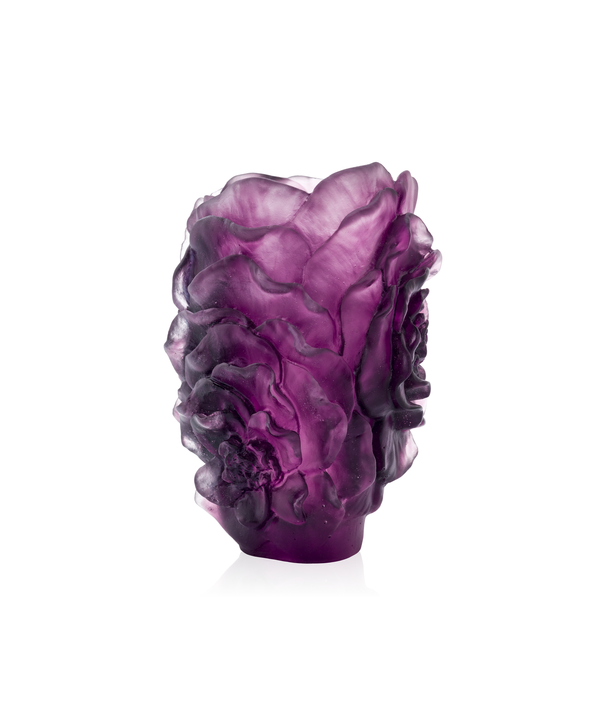 Vase petit modèle Camelia violet de la marque Daum, en verre coloré avec finition brillante et design élégant.