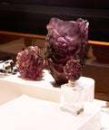 Vase Camélia petit modèle violet de Daum, en verre artistiquement soufflé avec une finition colorée élégante.