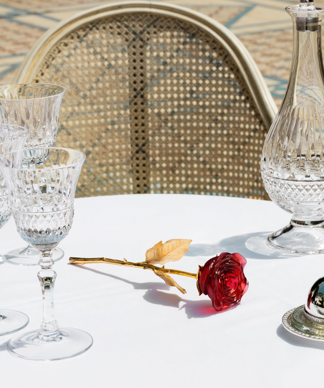 Rose éternelle rouge en verre de marque Daum, sculpture artistique avec détails délicats et finition brillante.