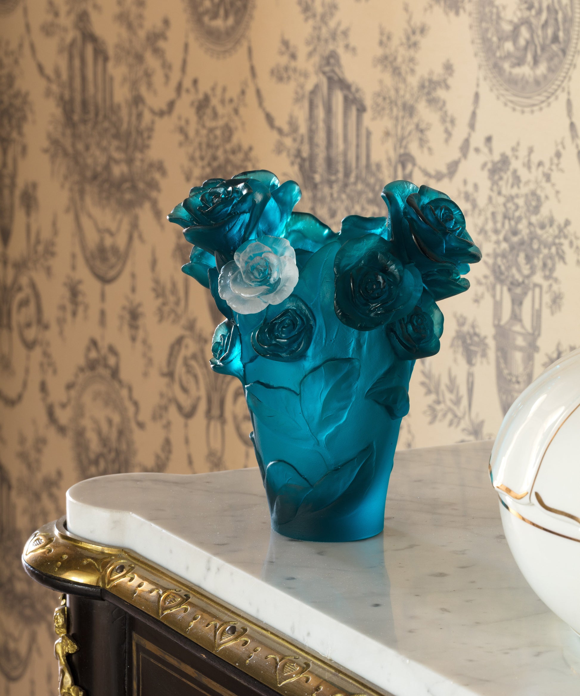 Rose Passion Vase petit modèle Bleu, fleur blanche - Daum