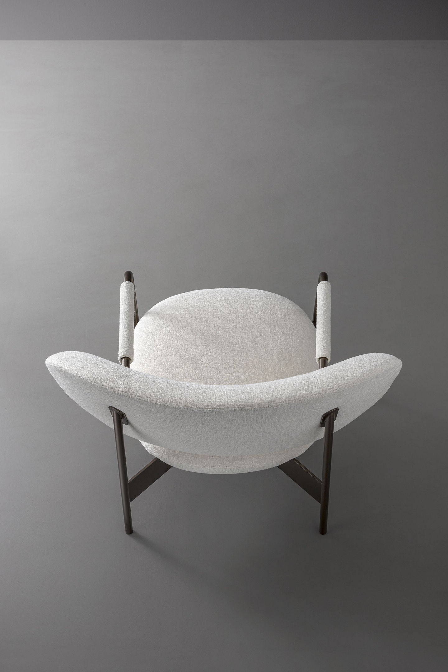 Cross lounge chair