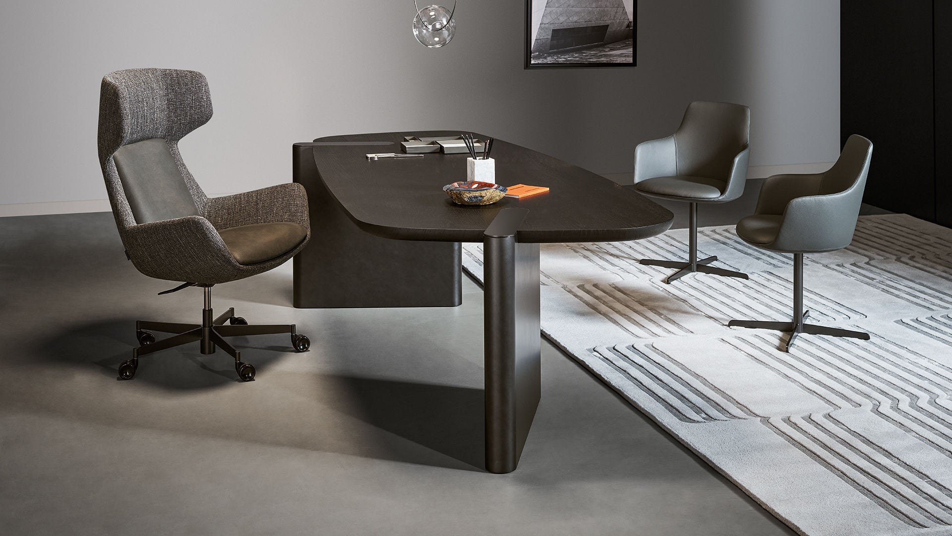 Flatiron: presentational desk or table | Bonaldo