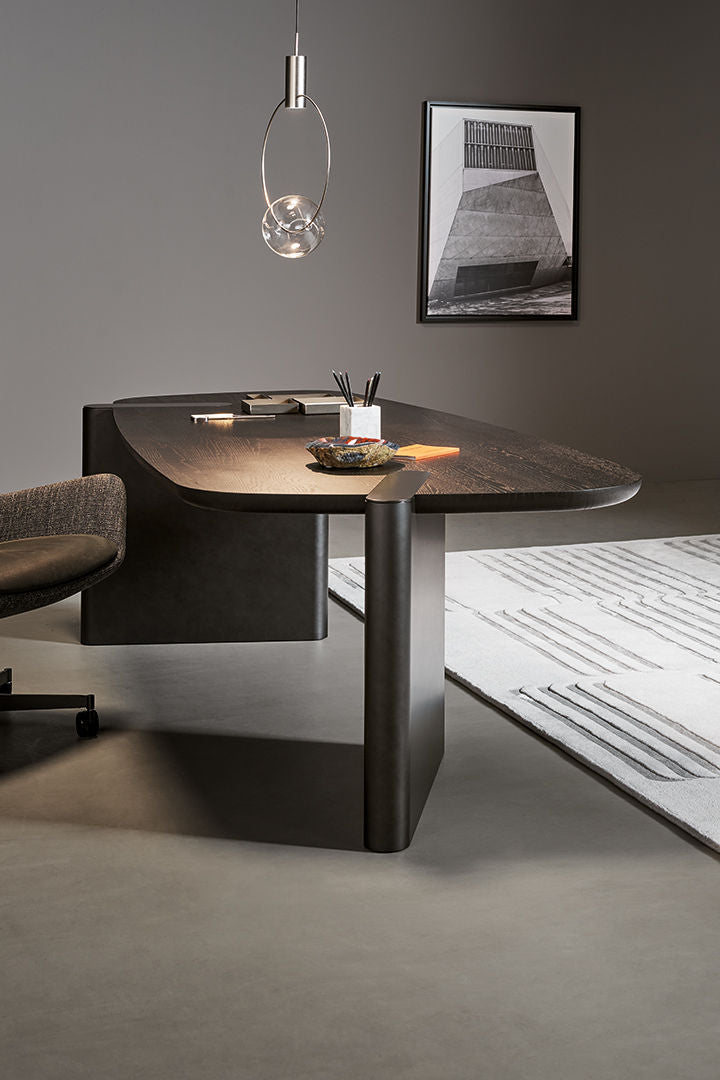 Flatiron: presentational desk or table | Bonaldo