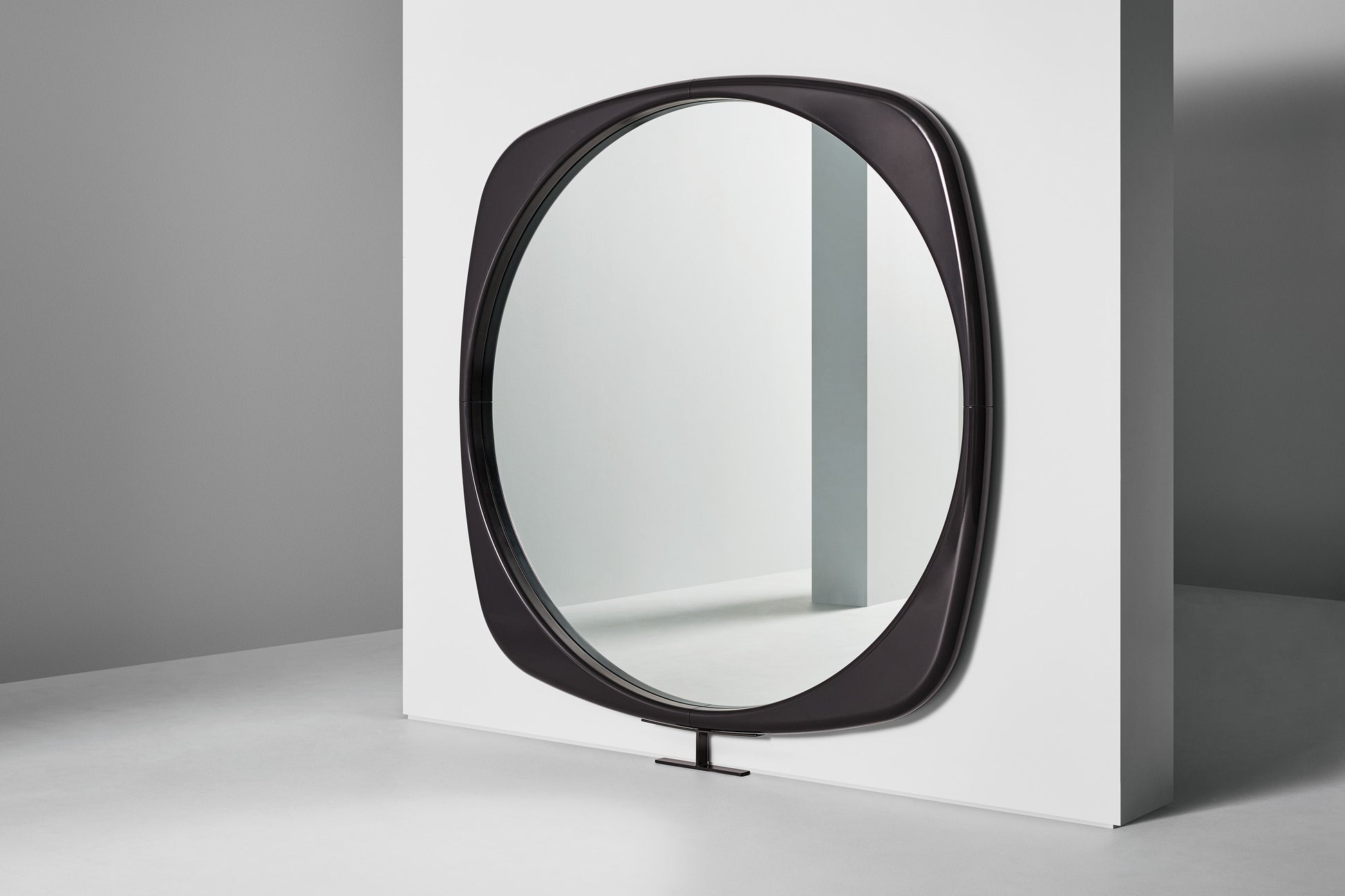 Mistral: Large Mirror With a Contemporary Design | Bonaldo