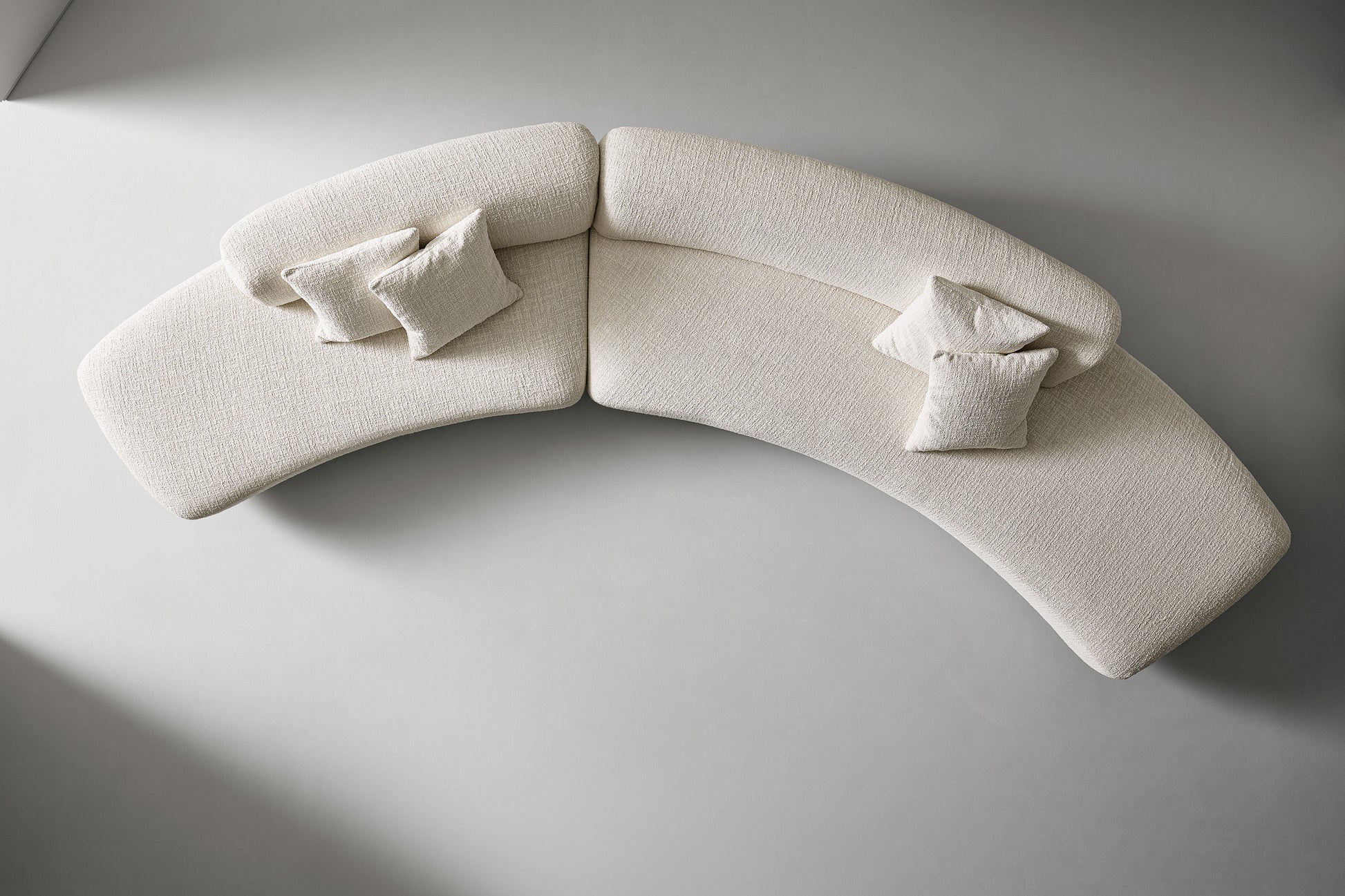 Grant - Curved modular sofa center room | Bonaldo