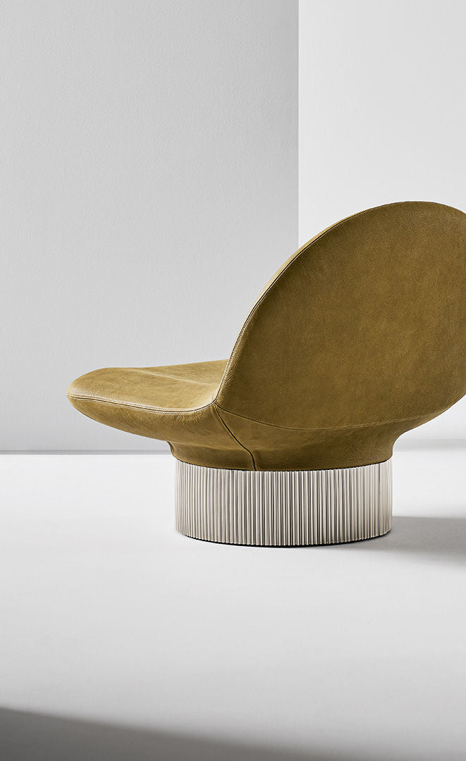 Amour - Sculptural swivel armchair | Bonaldo