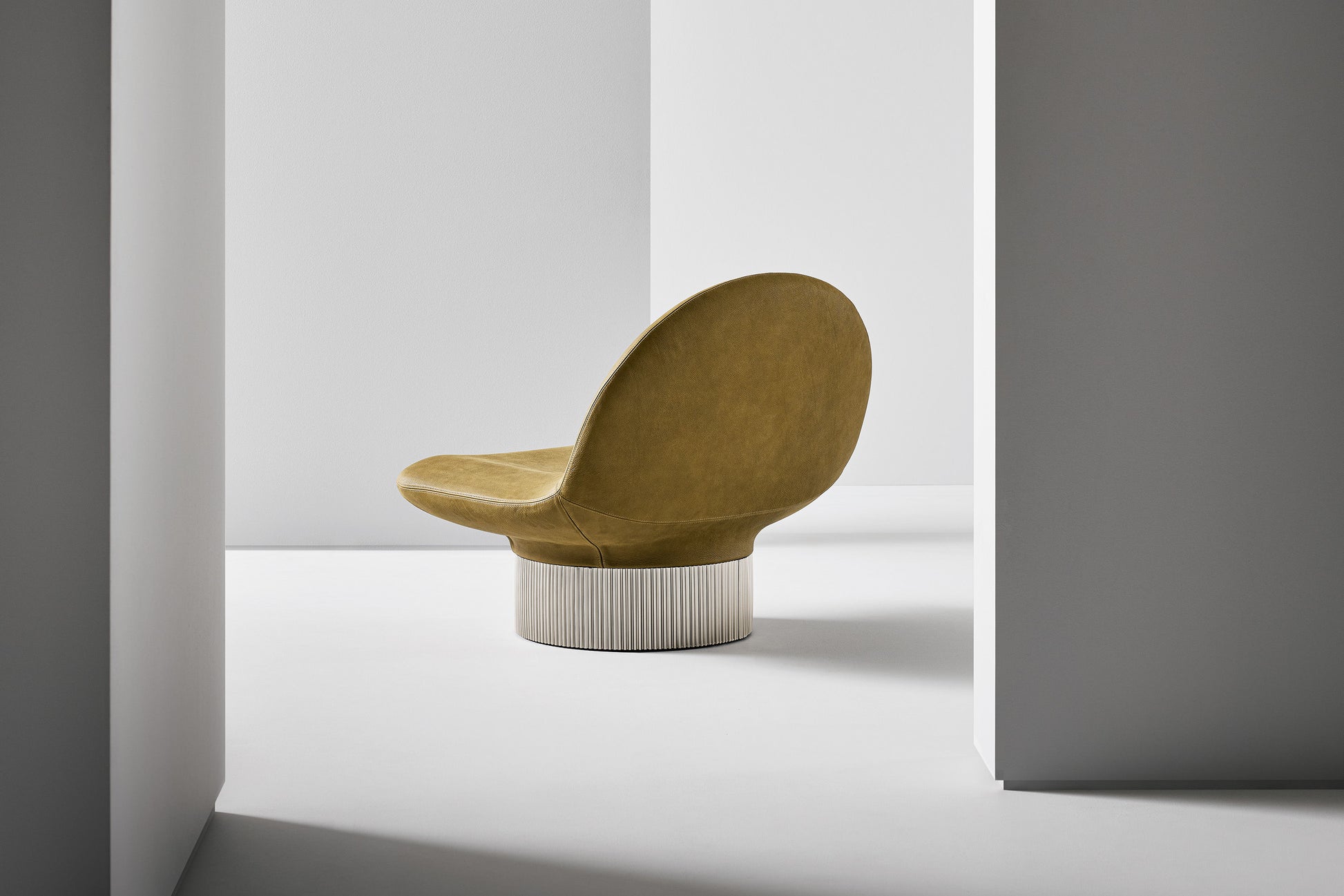 Amour - Sculptural swivel armchair | Bonaldo