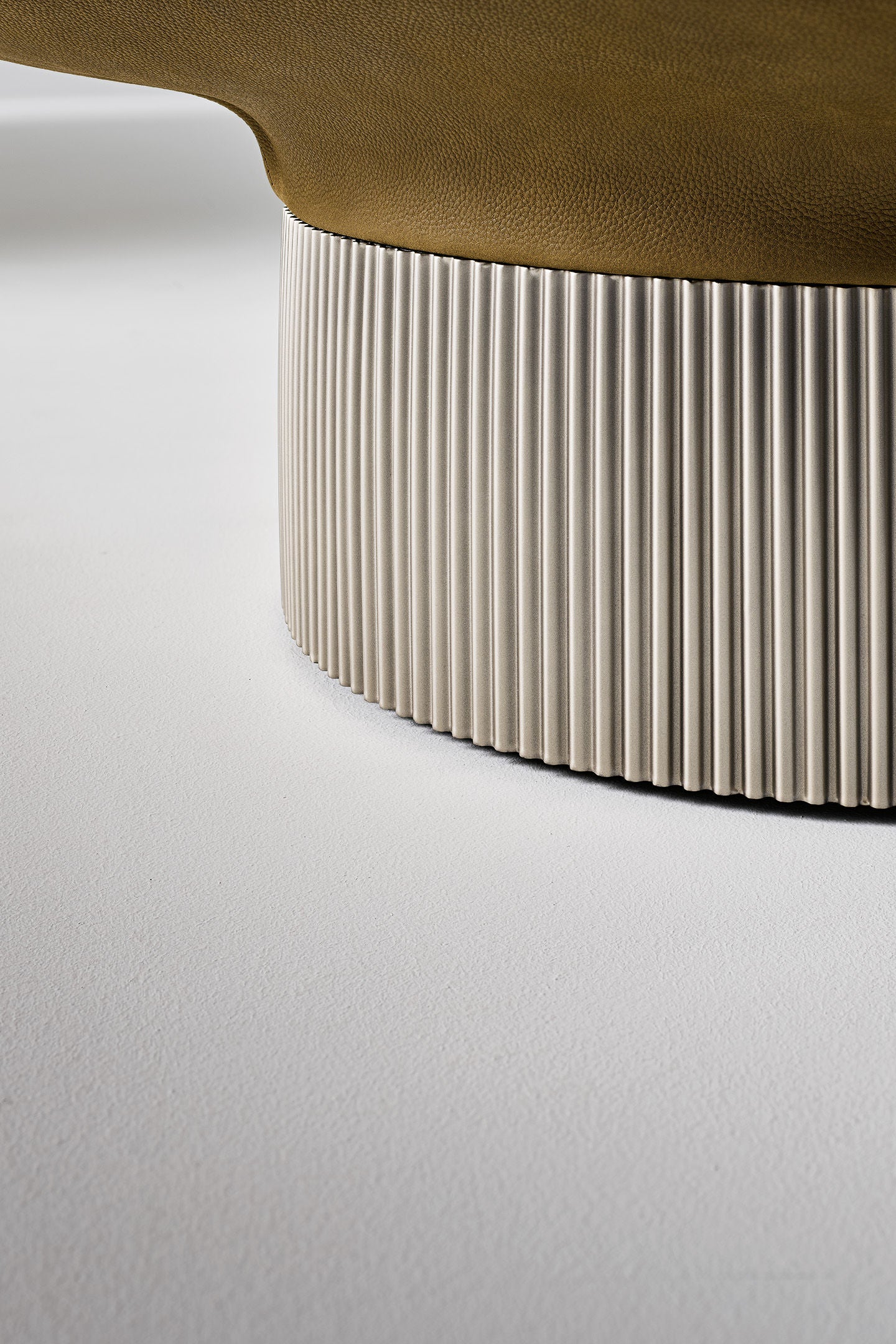 Amour - Sculptural swivel armchair | Bonaldo