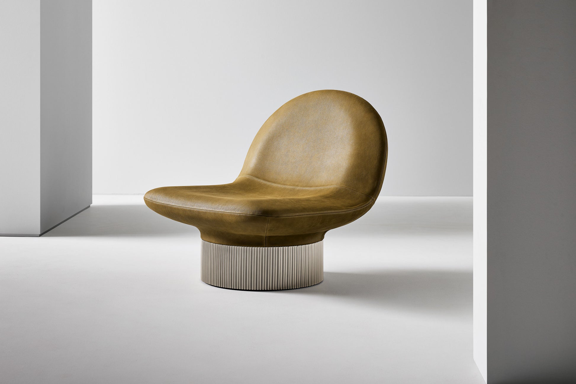 Amour - Sculptural swivel armchair | Bonaldo