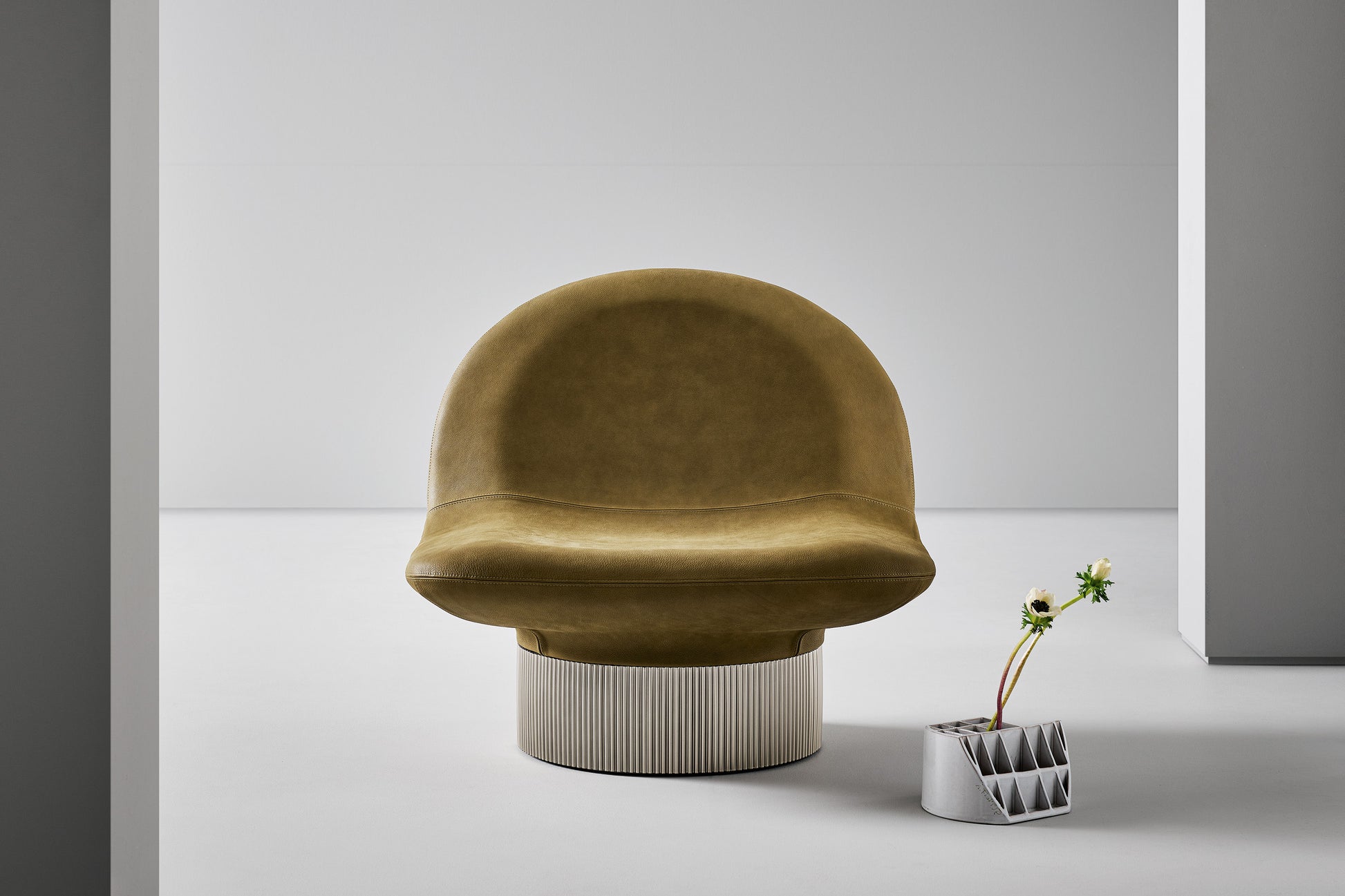 Amour - Sculptural swivel armchair | Bonaldo