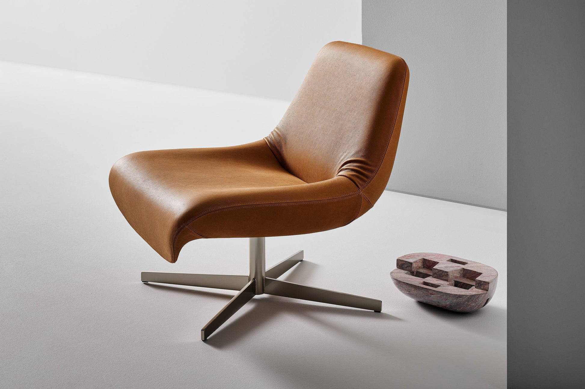 Ellison - Continuous line swivel armchair | Bonaldo