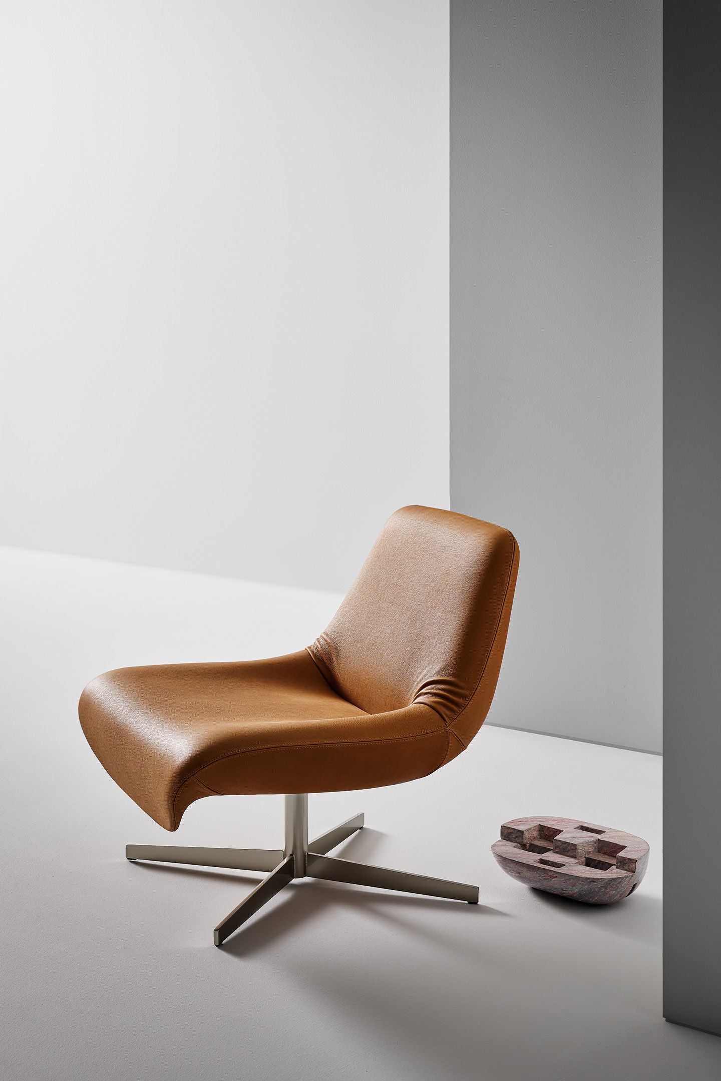 Ellison - Continuous line swivel armchair | Bonaldo