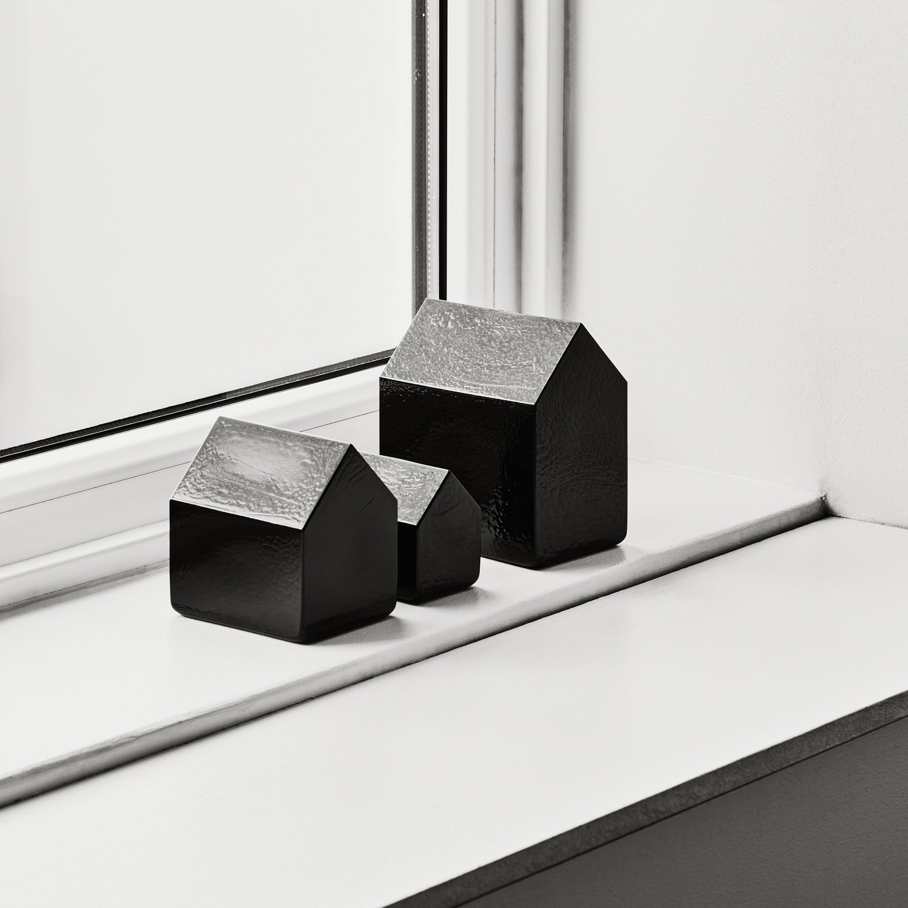 Kosta House Black Small