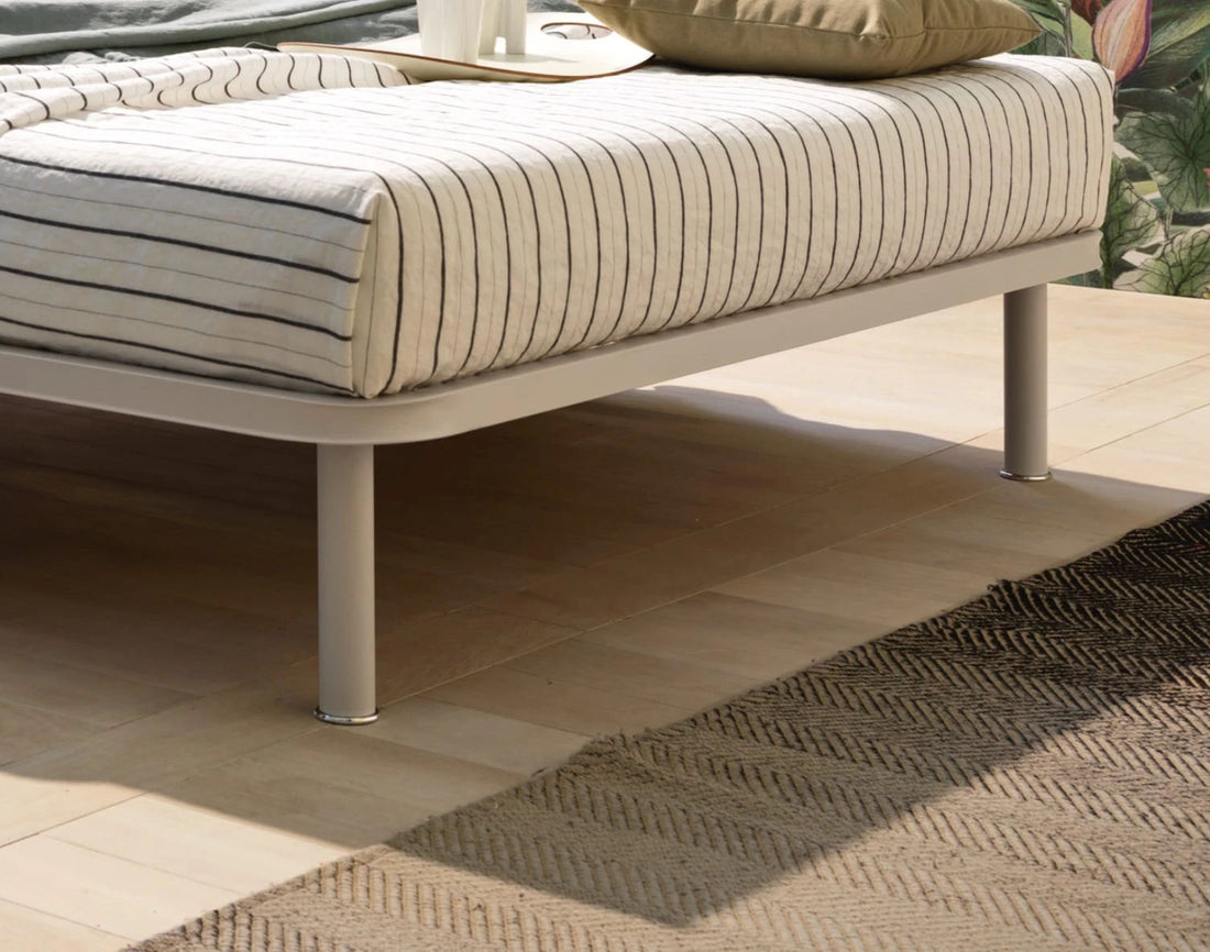 Steel bed base feet