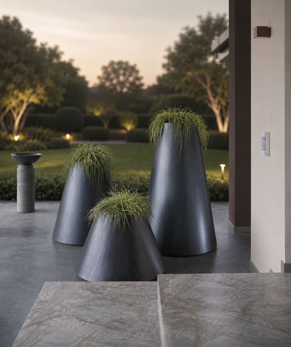 Aira outdoor planter