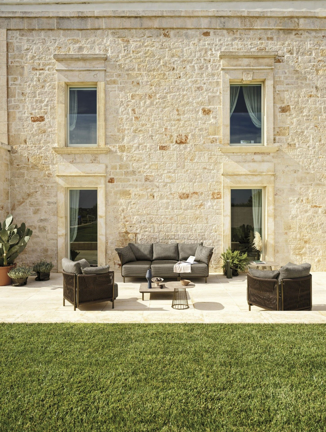 Art. 4433 - Queen Three Seater Sofa